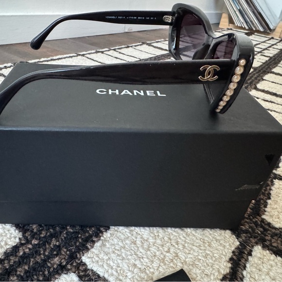 Chanel sunglasses in perfect condition. - Picture 6 of 11